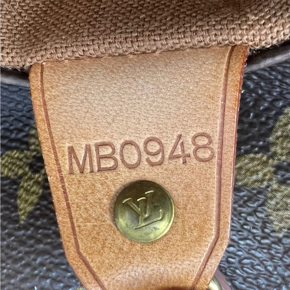 LOUIS VUITTON Monogram Canvas Sac
Shopping Tote - Picture 12 of 16